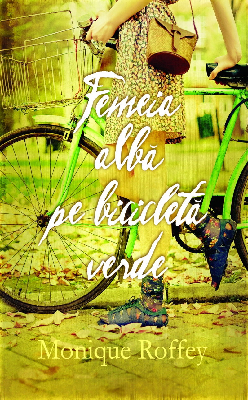 Femeia alba pe bicicleta verde
